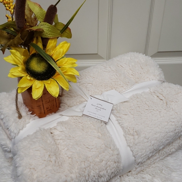 Pottery Barn Faux Sheepskin Throw 50 x 70 in. NWT - Picture 3 of 6